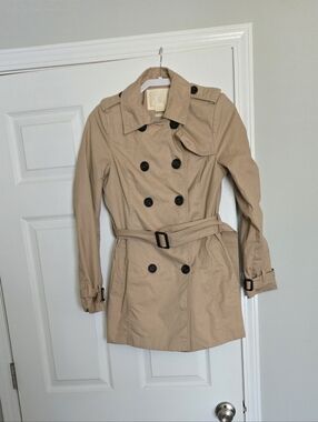 Classic Tan Trench Coat with Belt - Women